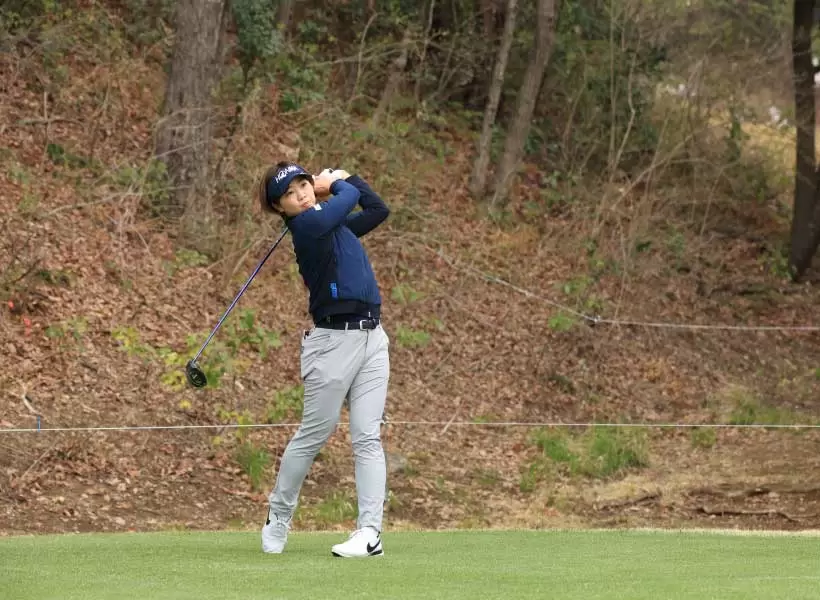 葭葉ルミのドライバースイング（斜め前方）