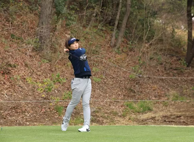 葭葉ルミのドライバースイング（斜め前方）