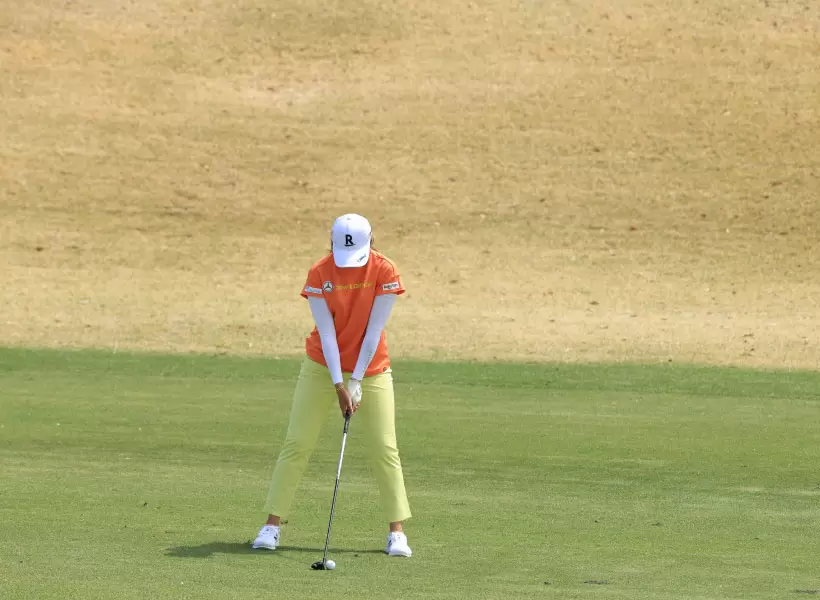 稲見萌寧のユーティリティスイング（正面）