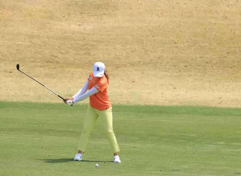 稲見萌寧のユーティリティスイング（正面）