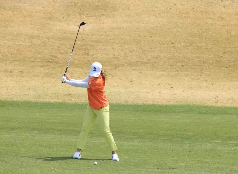 稲見萌寧のユーティリティスイング（正面）