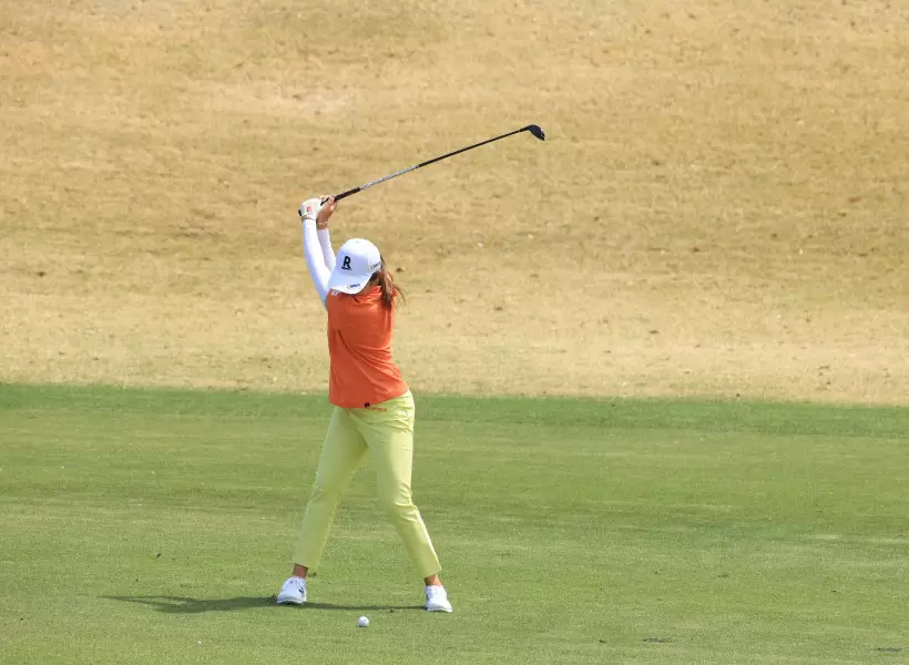 稲見萌寧のユーティリティスイング（正面）