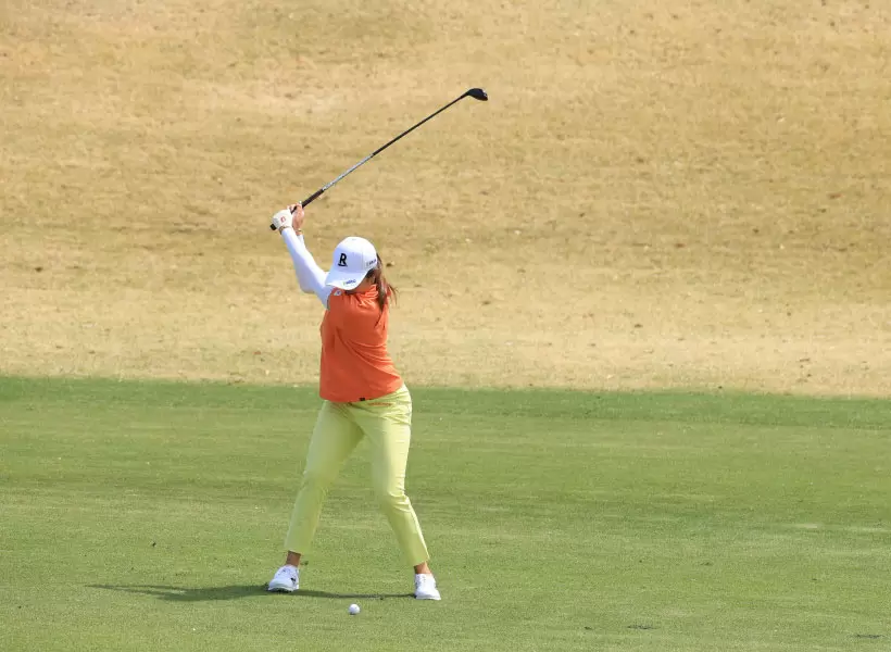 稲見萌寧のユーティリティスイング（正面）