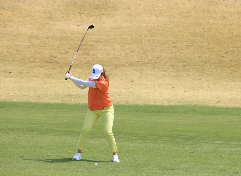 稲見萌寧のユーティリティスイング（正面）