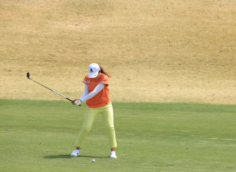 稲見萌寧のユーティリティスイング（正面）