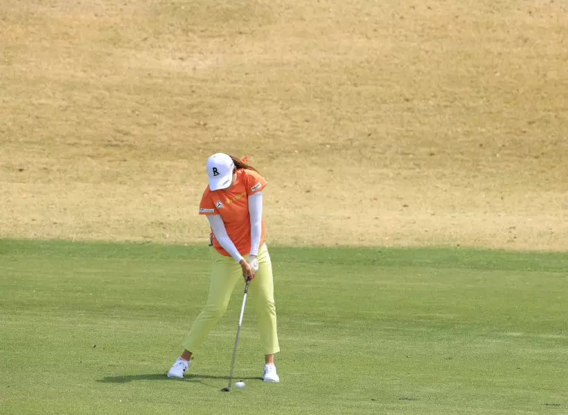 稲見萌寧のユーティリティスイング（正面）