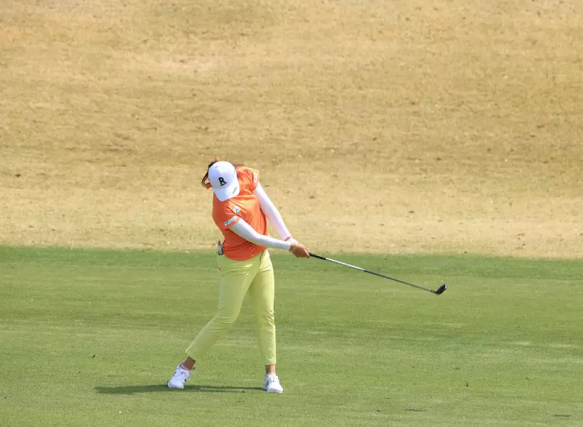 稲見萌寧のユーティリティスイング（正面）