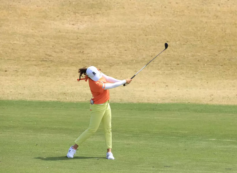 稲見萌寧のユーティリティスイング（正面）