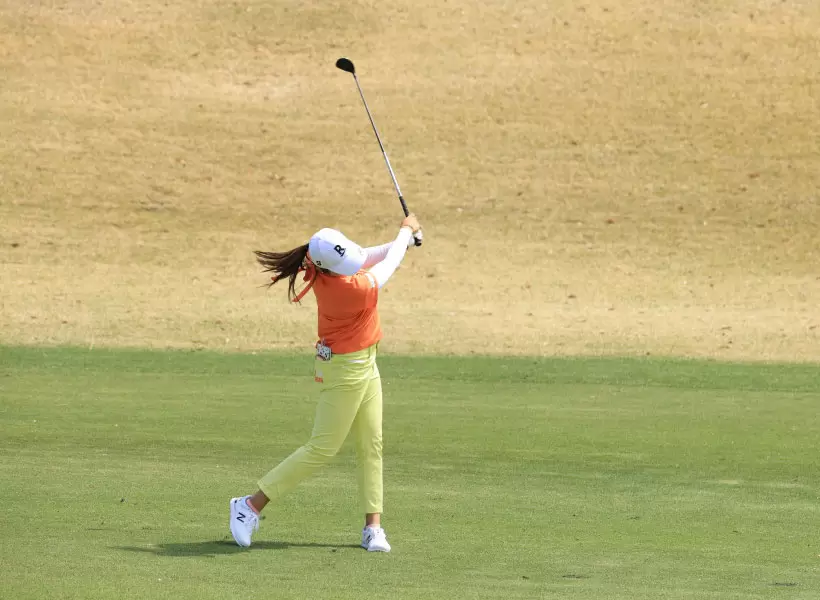 稲見萌寧のユーティリティスイング（正面）