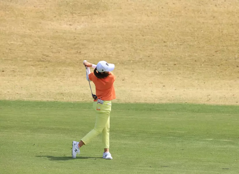 稲見萌寧のユーティリティスイング（正面）