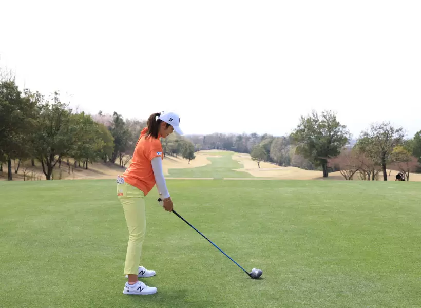 稲見萌寧のドライバースイング（後方）