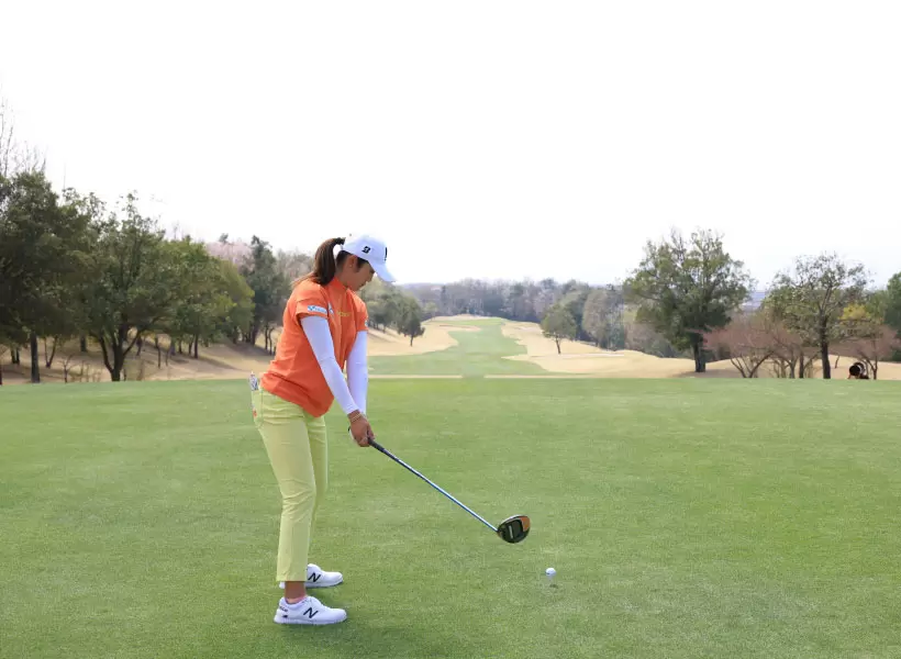 稲見萌寧のドライバースイング（後方）