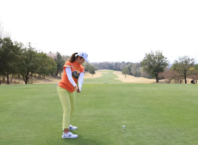 稲見萌寧のドライバースイング（後方）