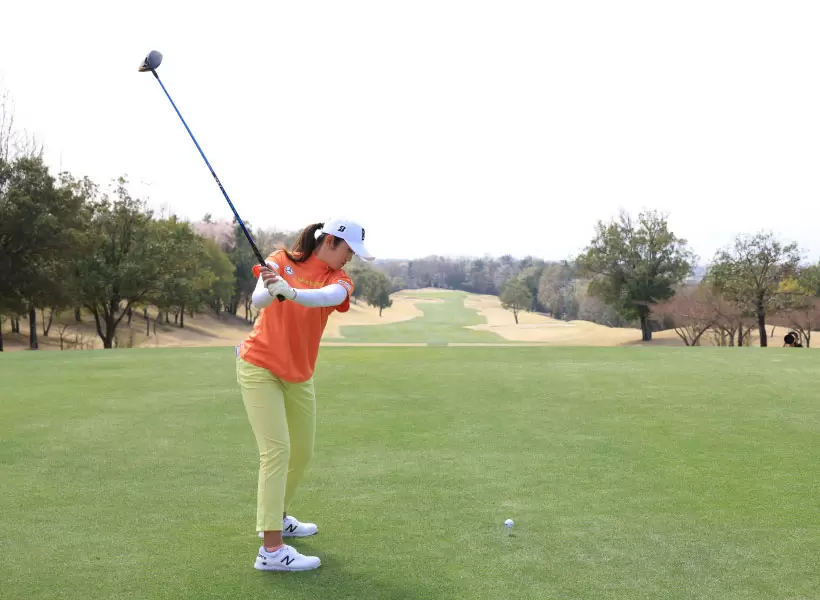 稲見萌寧のドライバースイング（後方）