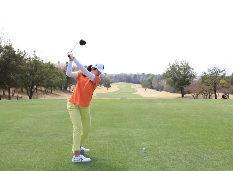 稲見萌寧のドライバースイング（後方）