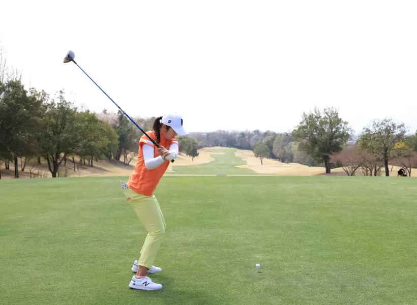 稲見萌寧のドライバースイング（後方）