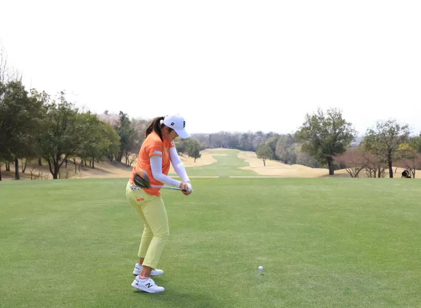 稲見萌寧のドライバースイング（後方）