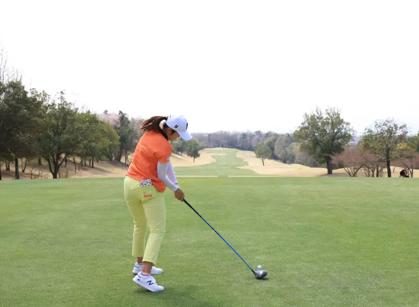 稲見萌寧のドライバースイング（後方）