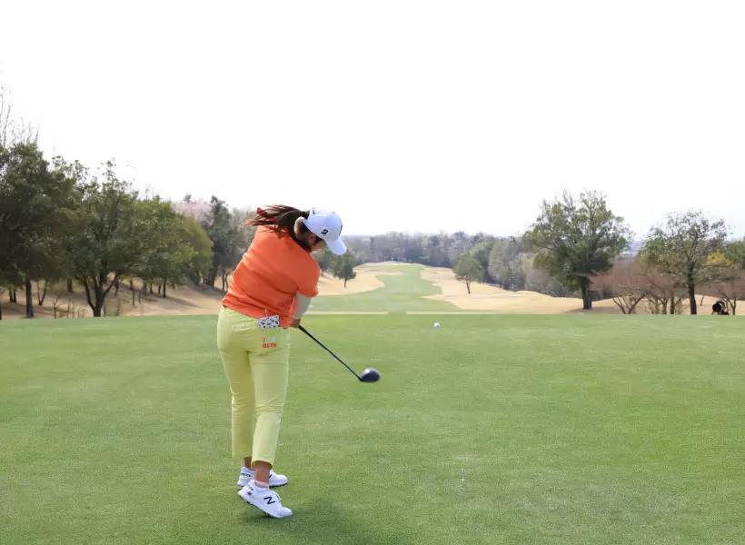 稲見萌寧のドライバースイング（後方）