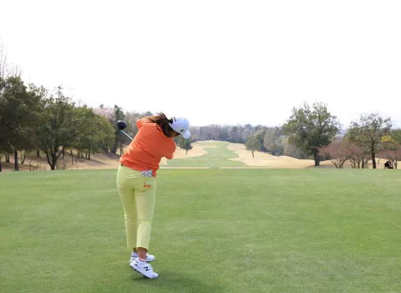 稲見萌寧のドライバースイング（後方）