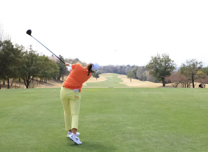 稲見萌寧のドライバースイング（後方）