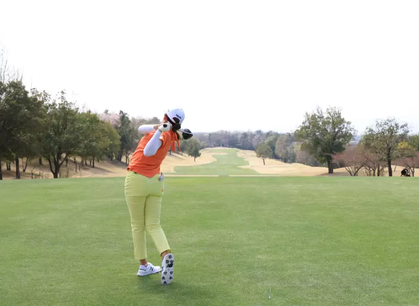 稲見萌寧のドライバースイング（後方）