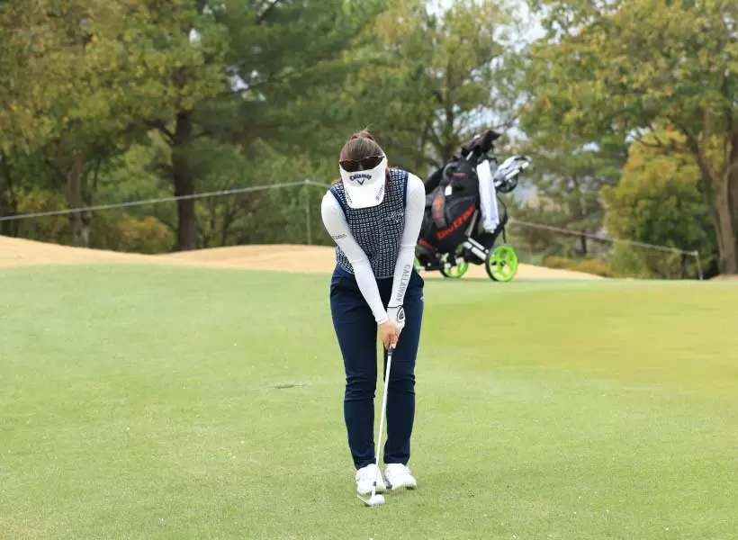 西村優菜のウェッジスイング（正面）