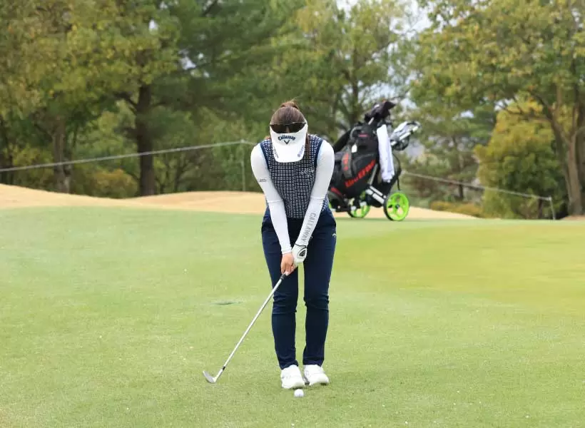 西村優菜のウェッジスイング（正面）