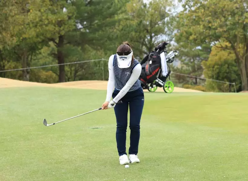 西村優菜のウェッジスイング（正面）