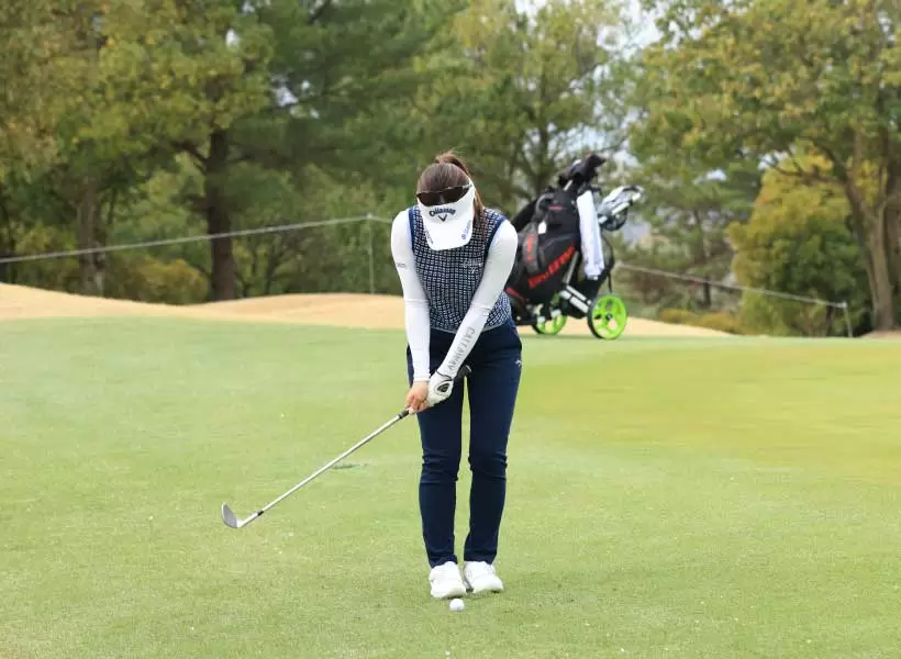 西村優菜のウェッジスイング（正面）