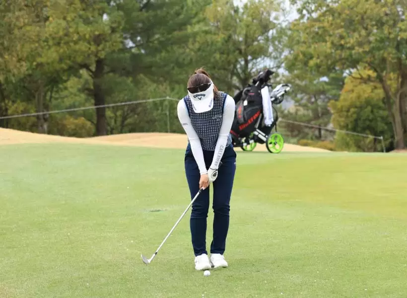 西村優菜のウェッジスイング（正面）