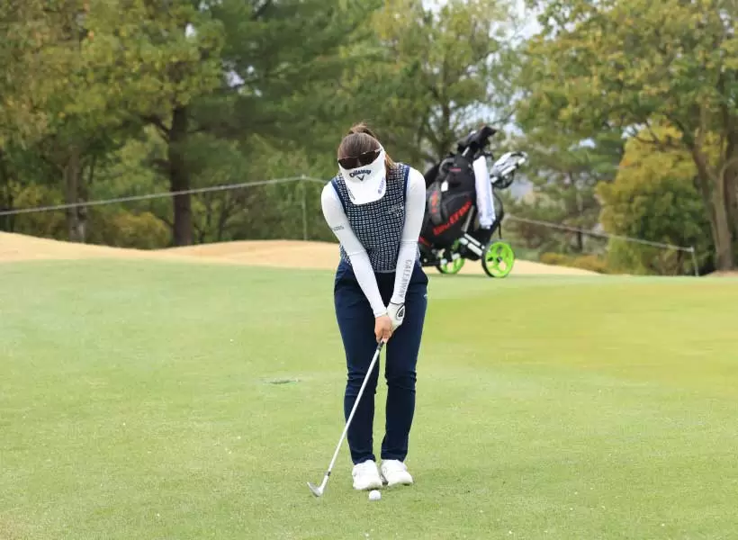 西村優菜のウェッジスイング（正面）