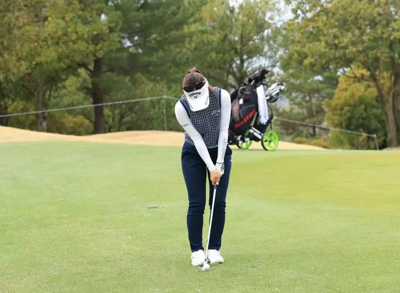 西村優菜のウェッジスイング（正面）