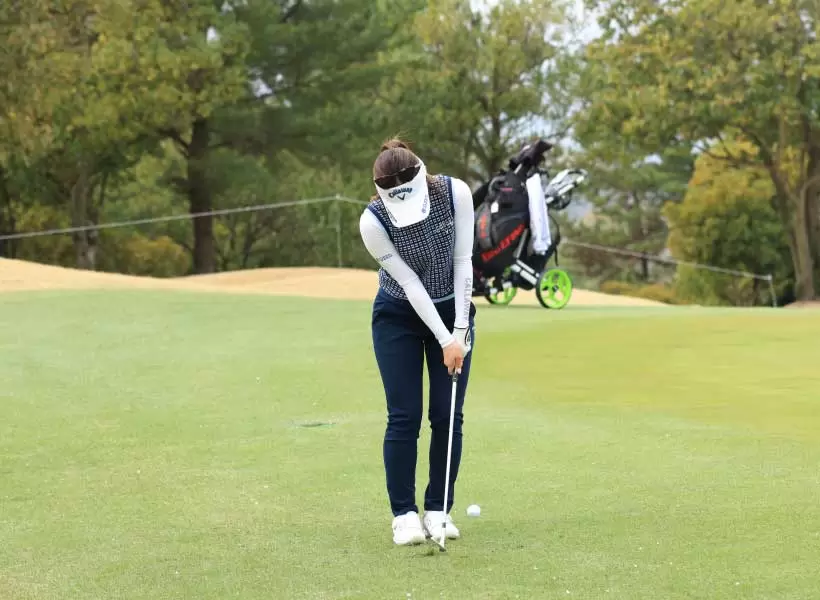 西村優菜のウェッジスイング（正面）