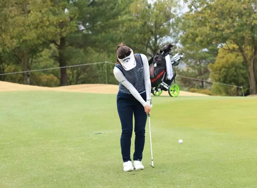 西村優菜のウェッジスイング（正面）