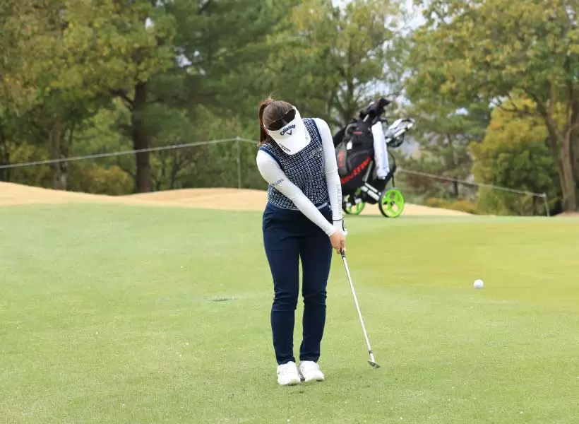 西村優菜のウェッジスイング（正面）