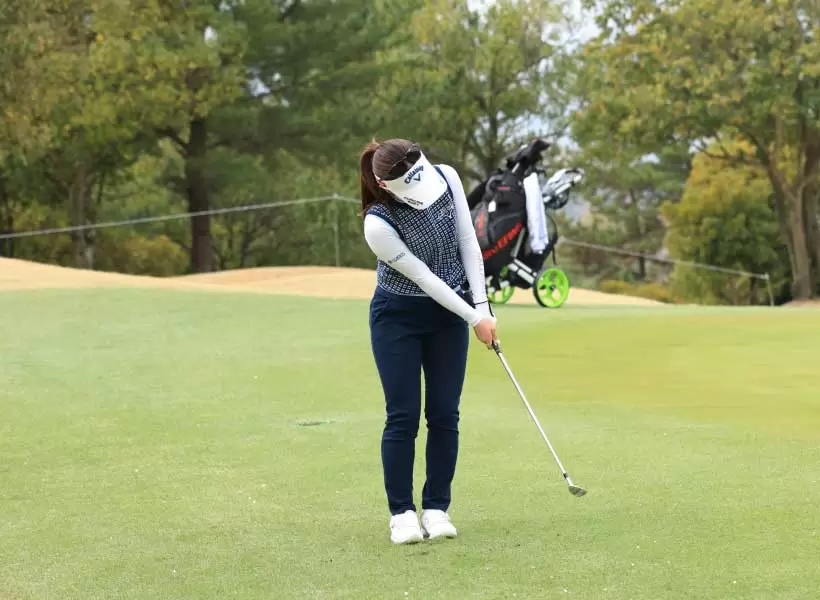 西村優菜のウェッジスイング（正面）