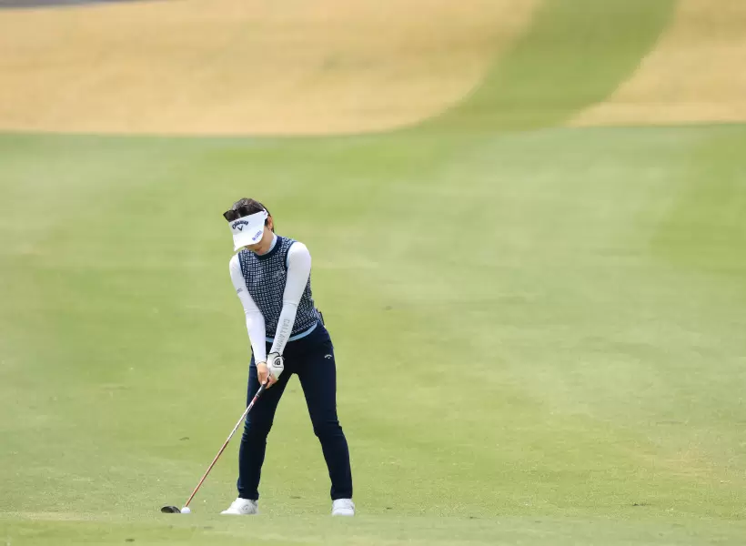 西村優菜のフェアウェイウッドスイング（斜め前方）