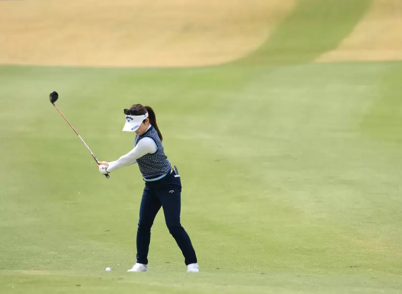 西村優菜のフェアウェイウッドスイング（斜め前方）