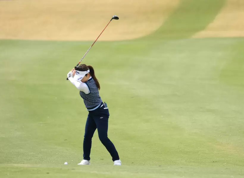 西村優菜のフェアウェイウッドスイング（斜め前方）