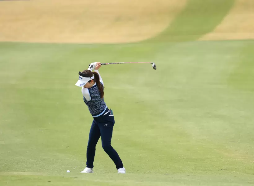 西村優菜のフェアウェイウッドスイング（斜め前方）