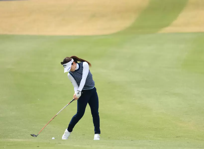 西村優菜のフェアウェイウッドスイング（斜め前方）