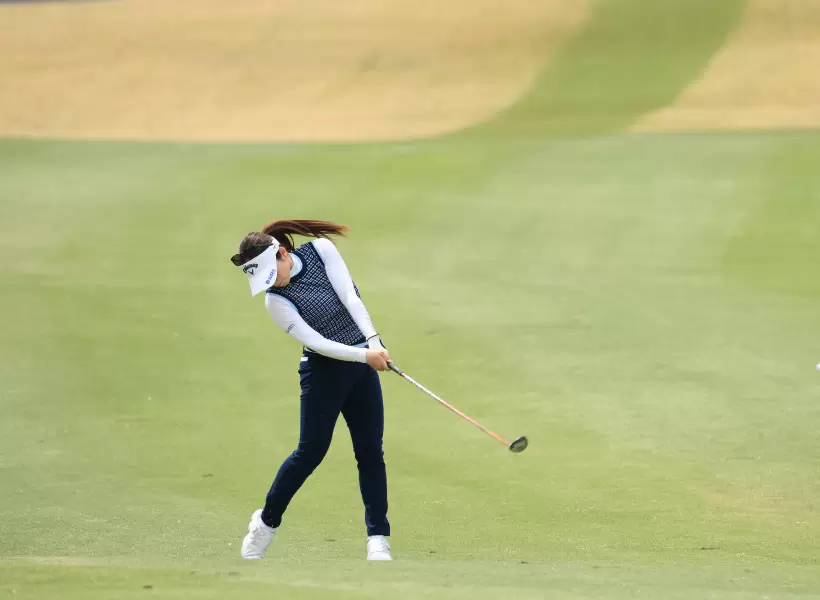 西村優菜のフェアウェイウッドスイング（斜め前方）