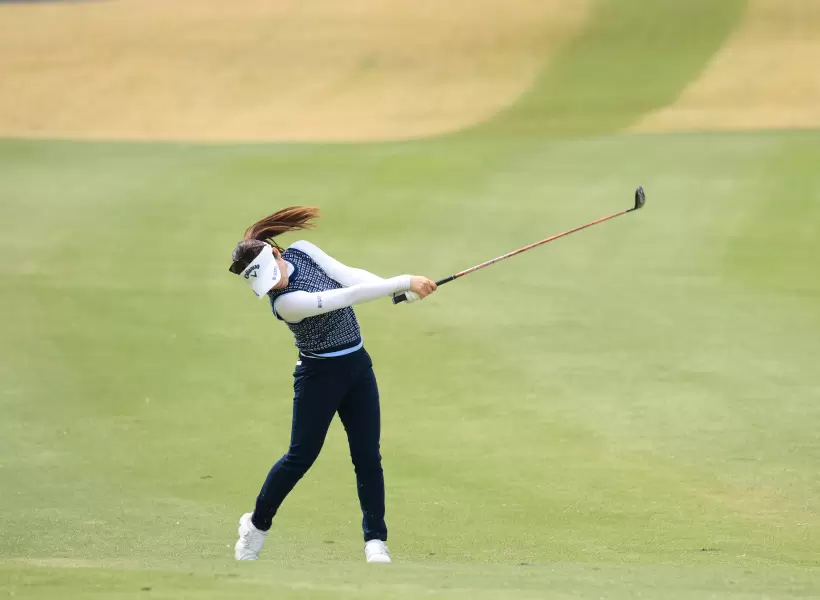 西村優菜のフェアウェイウッドスイング（斜め前方）