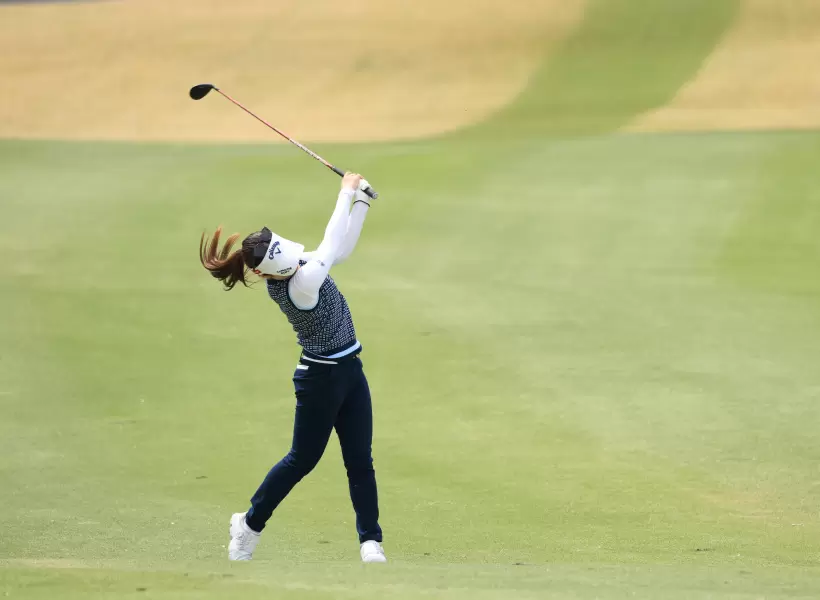 西村優菜のフェアウェイウッドスイング（斜め前方）