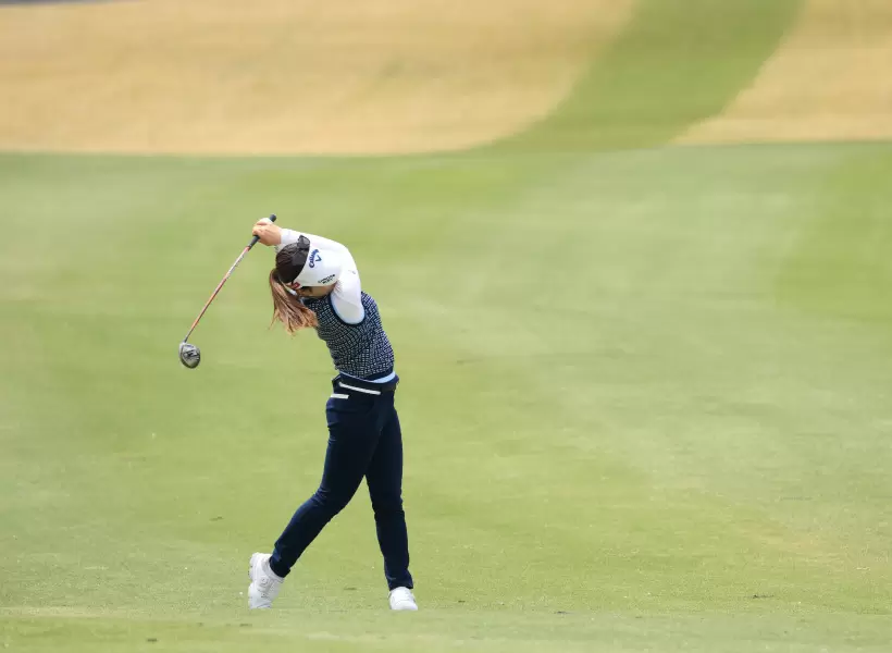 西村優菜のフェアウェイウッドスイング（斜め前方）