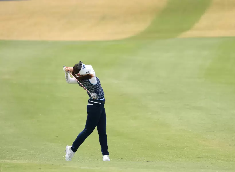 西村優菜のフェアウェイウッドスイング（斜め前方）