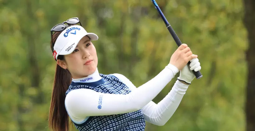 西村優菜のフェアウェイウッドスイング(斜め前方)