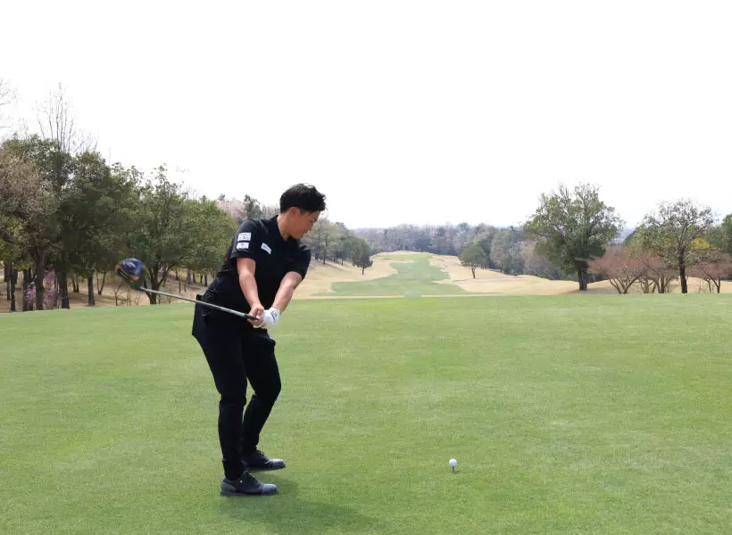 工藤遥加のドライバースイング（後方）