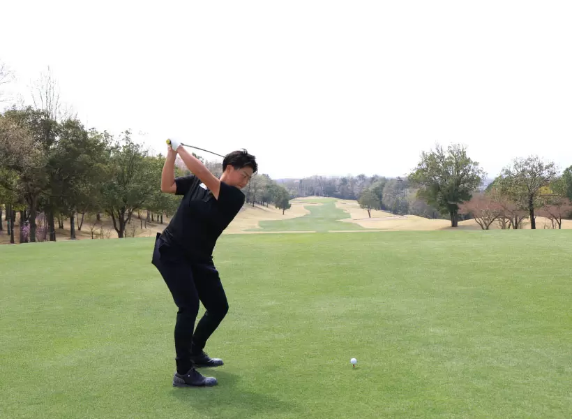 工藤遥加のドライバースイング（後方）